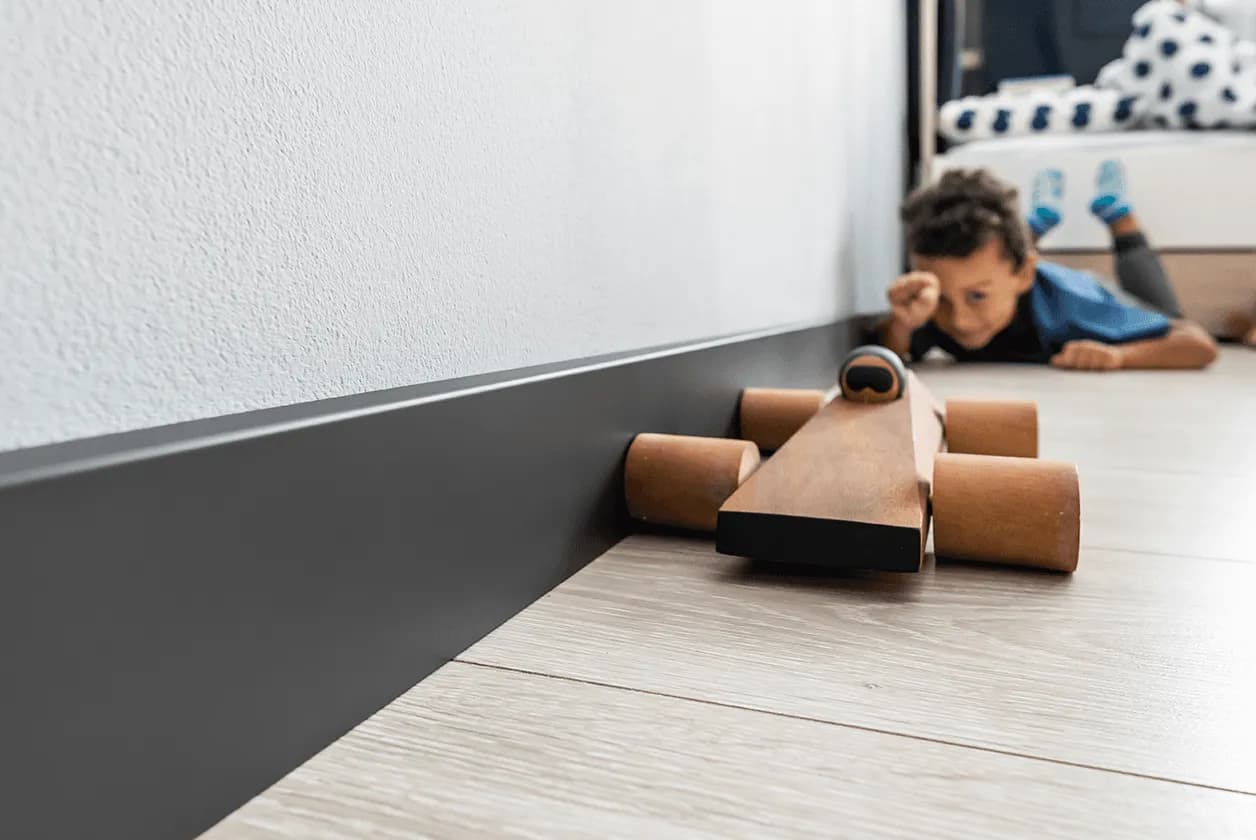 Czym przykleić listwy drewniane do ściany, by uniknąć problemów? Czym przykleić listwy drewniane do ściany, by uniknąć problemów?