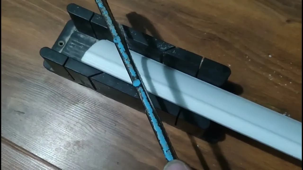 Jak przyciąć listwy sufitowe pod kątem wewnętrznym bez błędów Jak przyciąć listwy sufitowe pod kątem wewnętrznym bez błędów