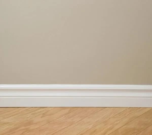 Jak malować listwy przypodłogowe, aby uniknąć smug i niedoskonałości Jak malować listwy przypodłogowe, aby uniknąć smug i niedoskonałości