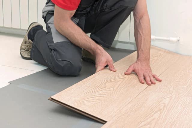 Ile biora za metr położenia paneli? Sprawdź ceny i ukryte koszty Ile biora za metr położenia paneli? Sprawdź ceny i ukryte koszty